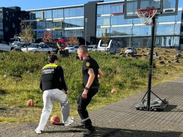 Körfubolti spilaður í góða veðrinu